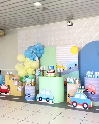 tema carrinhos: carros de MDF, sol, nuvem, verde e azul. Festa realizada no Espaço Comemora em 2025