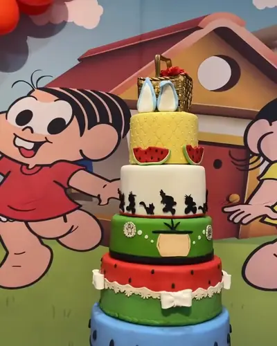bolo de 4 andares com painel da Turma da Monica. Festa realizada no Espaço Comemora em 2025