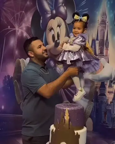 painel Minnie com castelo da Disney, roxo; bolo com castelo. Festa realizada no Espaço Comemora em 2025