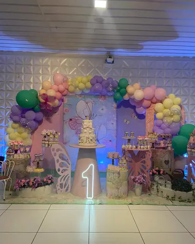 jardim encantado com borboletas, pastel, neon 1; 4 fotos. Festa realizada no Espaço Comemora em 2025
