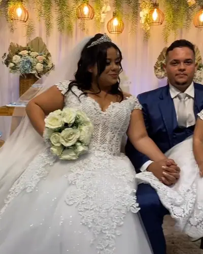 CASAMENTO: noivos, buque, arco de folhagens e lanternas. Festa realizada no Espaço Comemora em 2025