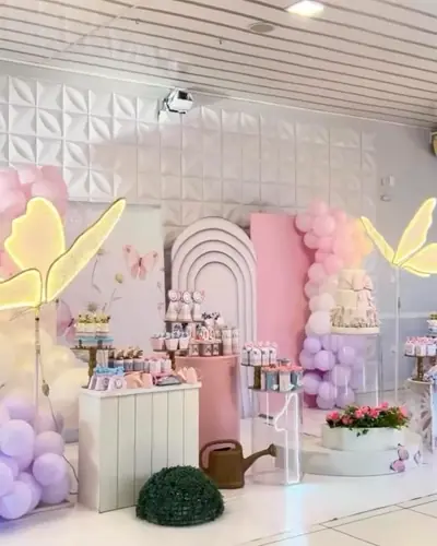 borboletas em neon, lilas e rosa, regador. Festa realizada no Espaço Comemora em 2025