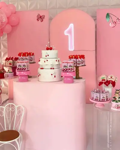 tema cereja/Moranguinho, tudo rosa, neon 1; 8 fotos. Festa realizada no Espaço Comemora em 2025