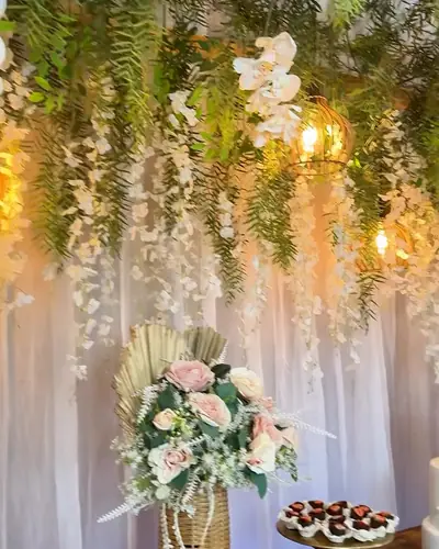 CASAMENTO Carlos & Renilda; arco floral, mesa de doces. Festa realizada no Espaço Comemora em 2025