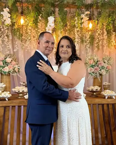 CASAMENTO: casal maduro, folhagens suspensas, lanternas; 8 fotos. Festa realizada no Espaço Comemora em 2025