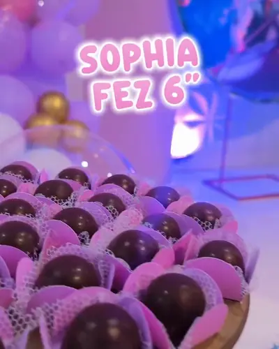 SOPHIA FEZ 6; tema Rapunzel/Enrolados, roxo, camaleao Pascal. Festa realizada no Espaço Comemora em 2025