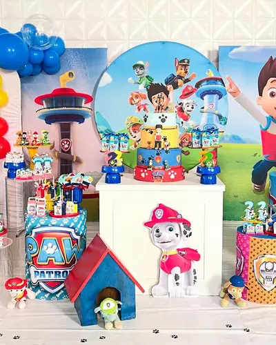Festa Patrulha Canina com torre de controle e painel dos personagens