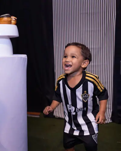 Benicio 3 anos, tema Atletico Mineiro; escudo do CAM, gramado, bola; 9 fotos. Festa realizada no Espaço Comemora em 2025