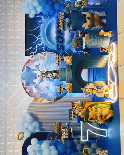 TBT: Rafael 7 anos, tema Sonic; aneis dourados, raios, azul, neon 7. Festa realizada no Espaço Comemora em 2025