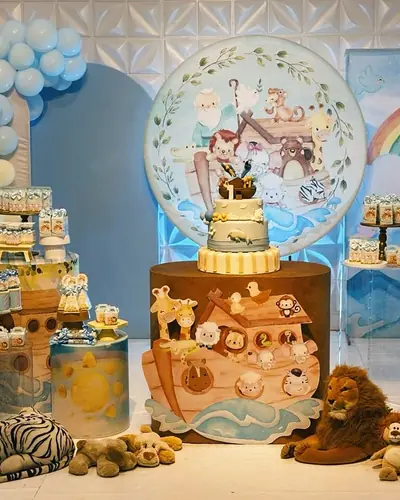 arca de madeira com animais, tigre e leao de pelucia, arco-iris. Festa realizada no Espaço Comemora em 2025