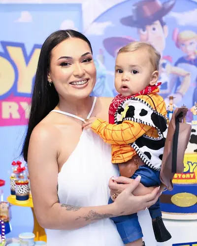 bebe vestido de Woody, painel Toy Story, neon 1. Festa realizada no Espaço Comemora em 2025