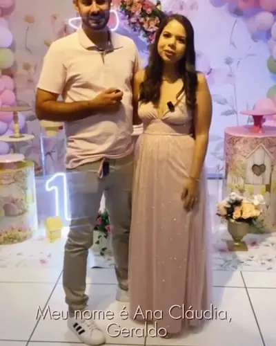 legenda cita primeiro aninho da Analice; depoimento de Ana Claudia e Geraldo. Festa realizada no Espaço Comemora em 2025