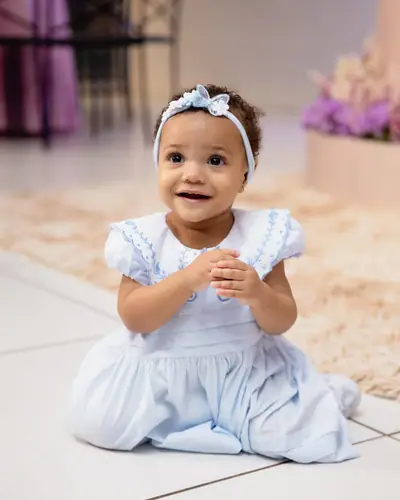 Primeiro aninho da princesa Eiz; 16 fotos, bebe de vestido azul claro. Festa realizada no Espaço Comemora em 2025