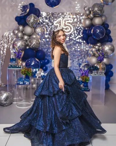 FUSAO: mesma debutante Laura (@v.laura__) do post de 22/11. Festa de 15 anos realizada no Espaço Comemora em 2025