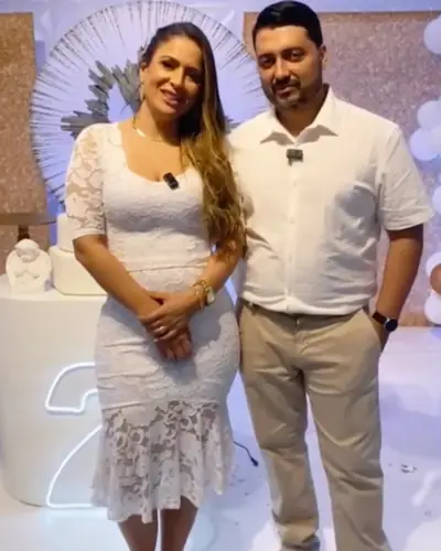 aniversario E batizado juntos; decor branco e azul claro. Festa realizada no Espaço Comemora em 2025