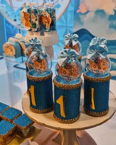 lembrancinhas com o nome Rafael e numero 1; azul e dourado. NAO e o Rafael do Sonic (7 anos). Festa realizada no Espaço Comemora em 2025