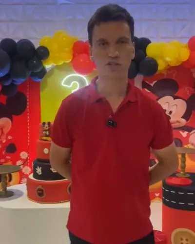 legenda cita Sophia e personagens animados; decor Mickey vermelho/amarelo/preto, neon 2. Festa realizada no Espaço Comemora em 2026