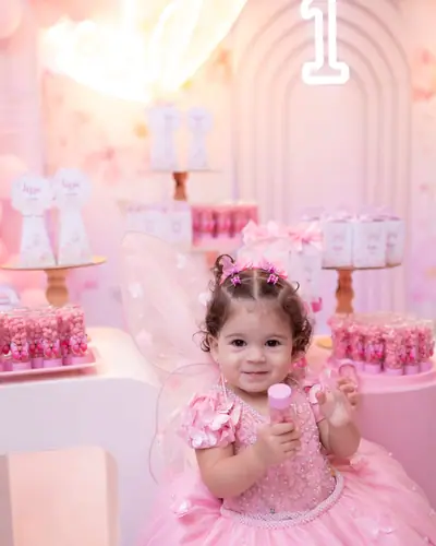 legenda: 1 aninho Lizzie; asas de fada iluminadas, tudo rosa, neon 1. Festa realizada no Espaço Comemora em 2026