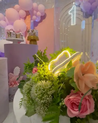 Festa jardim em tom pastel com borboleta de neon e flores