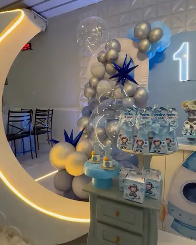 lua LED, baloes azul/dourado/marinho, neon 1. Festa realizada no Espaço Comemora em 2026