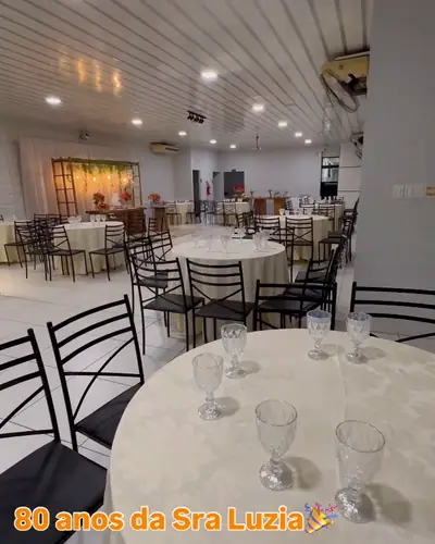 FESTA ADULTA: salao montado, mesas redondas, toalha clara. Festa realizada no Espaço Comemora em 2026