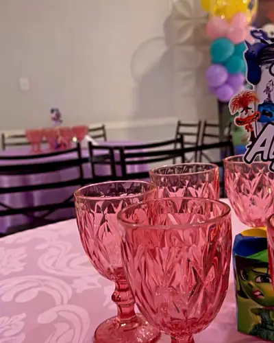 painel Divertida Mente, neon 8, AYLA 8 anos. Festa realizada no Espaço Comemora em 2026