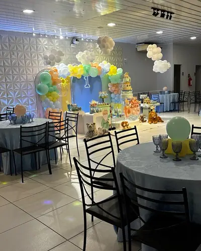 salao montado, baloes verde/amarelo, neon 1, tema selva. Festa realizada no Espaço Comemora em 2026